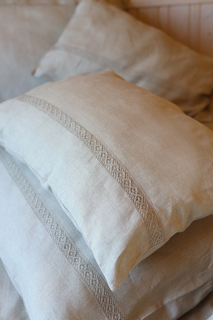 The 100% linen pillowcase with delicate bobbin lace was lovingly and carefully designed and sewn in the Czech Podkrkonoší